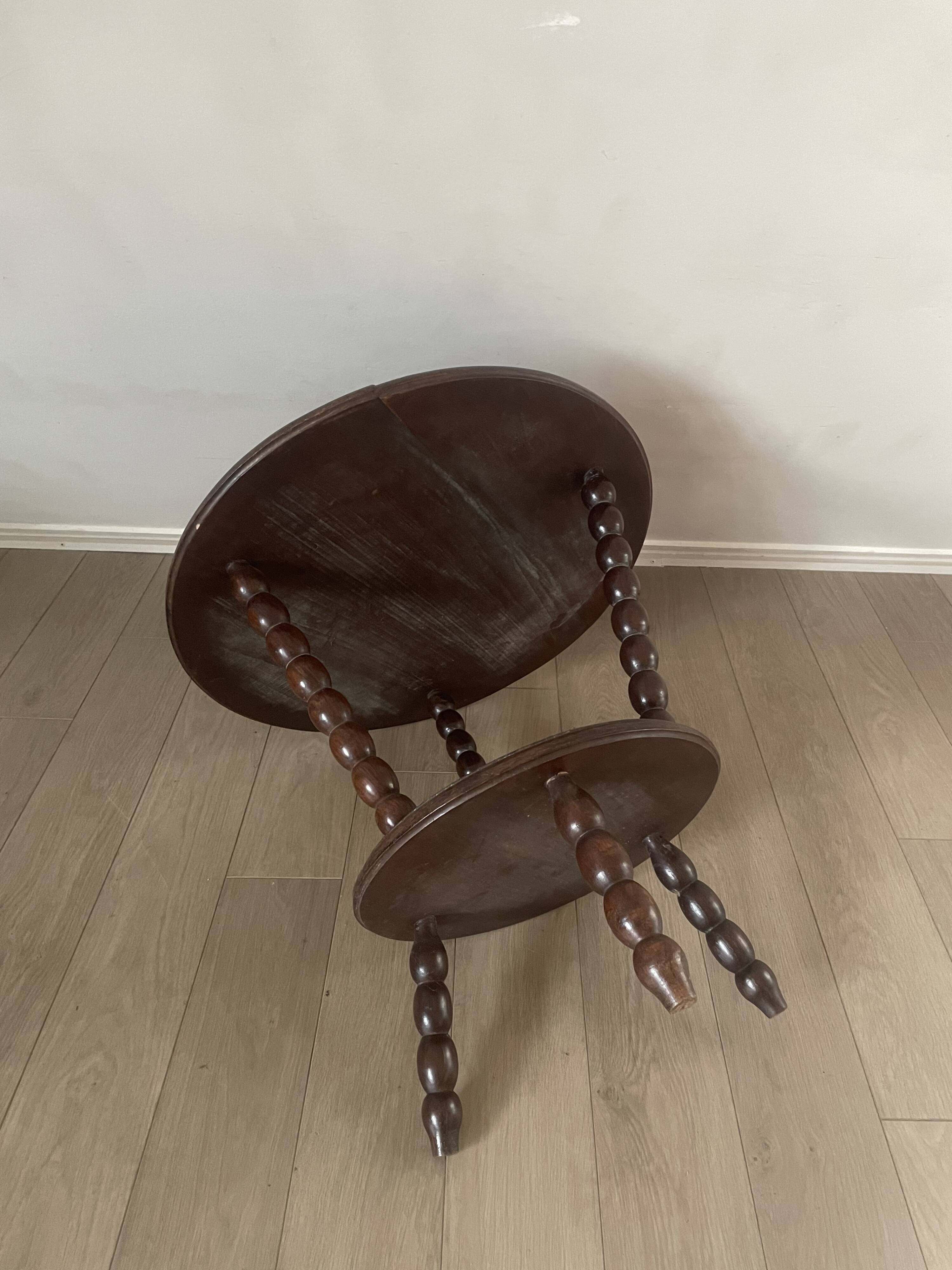 The pedestal table "brutalizes"