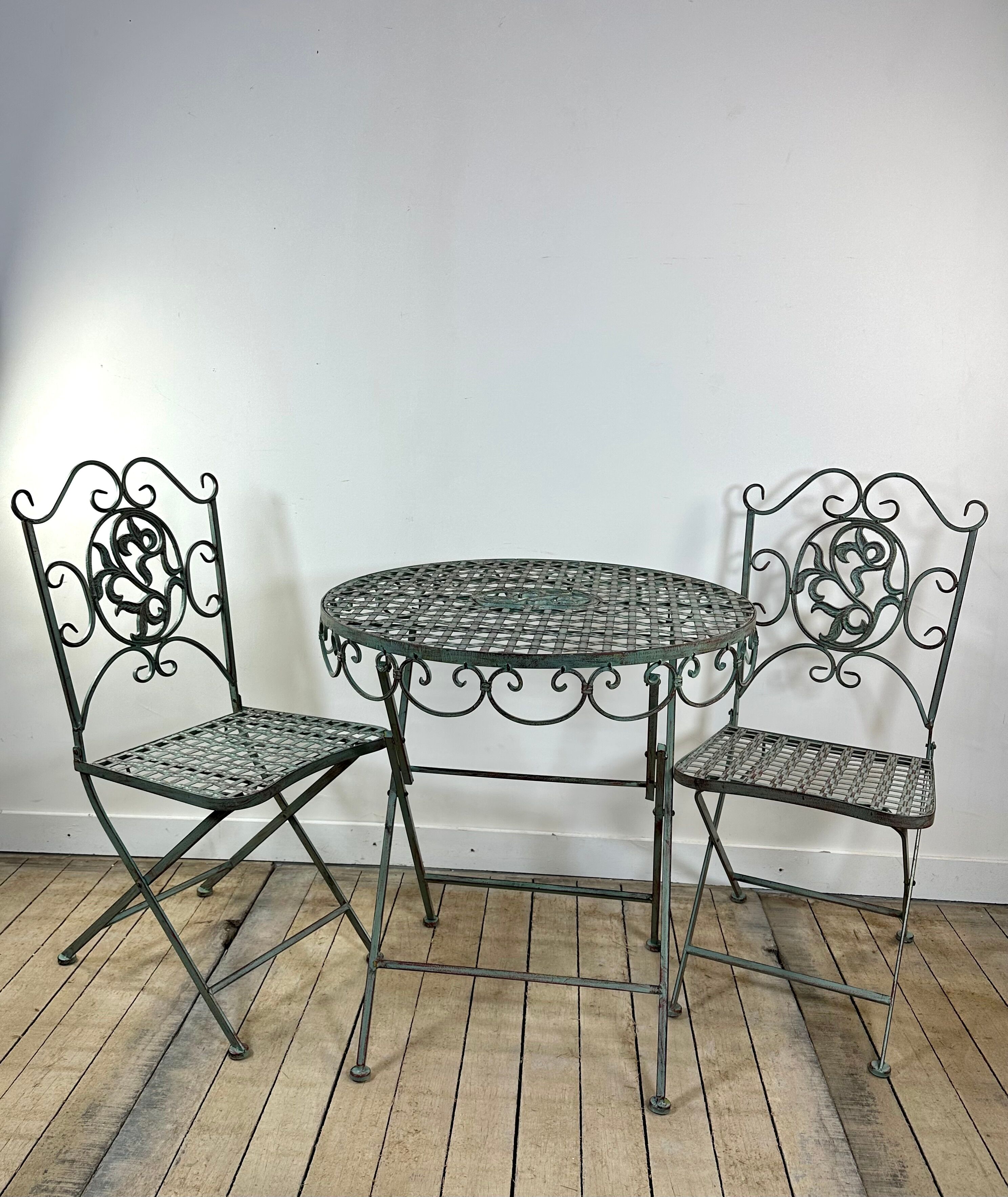 Patinated green folding wrought iron garden set with 1 table + 2 chairs.