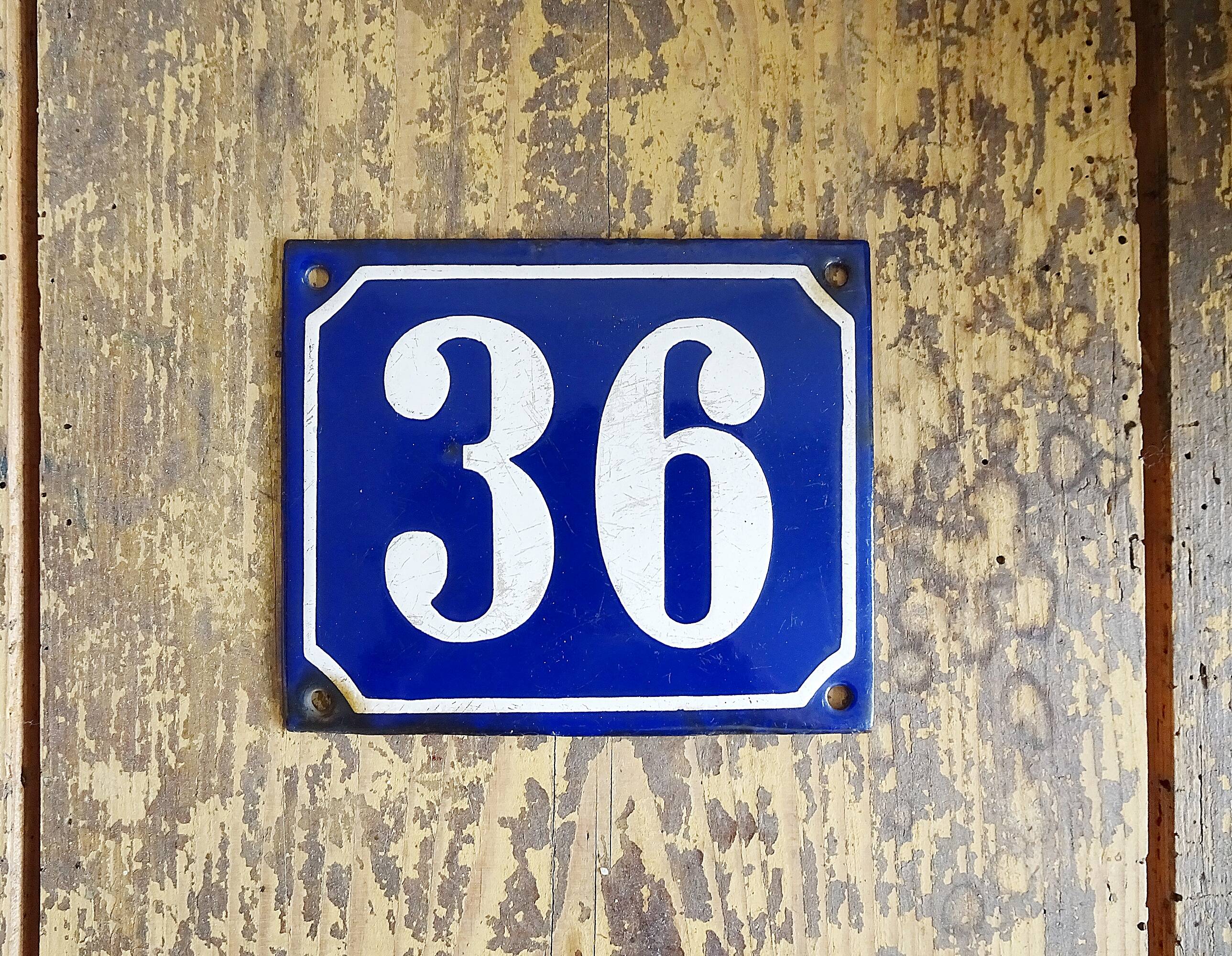 Plaque d’immatriculation de la vieille maison en bleu blanc, panneau en émail numéro 36