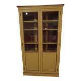 Armoire vitrée ancienne en bois patiné jaune