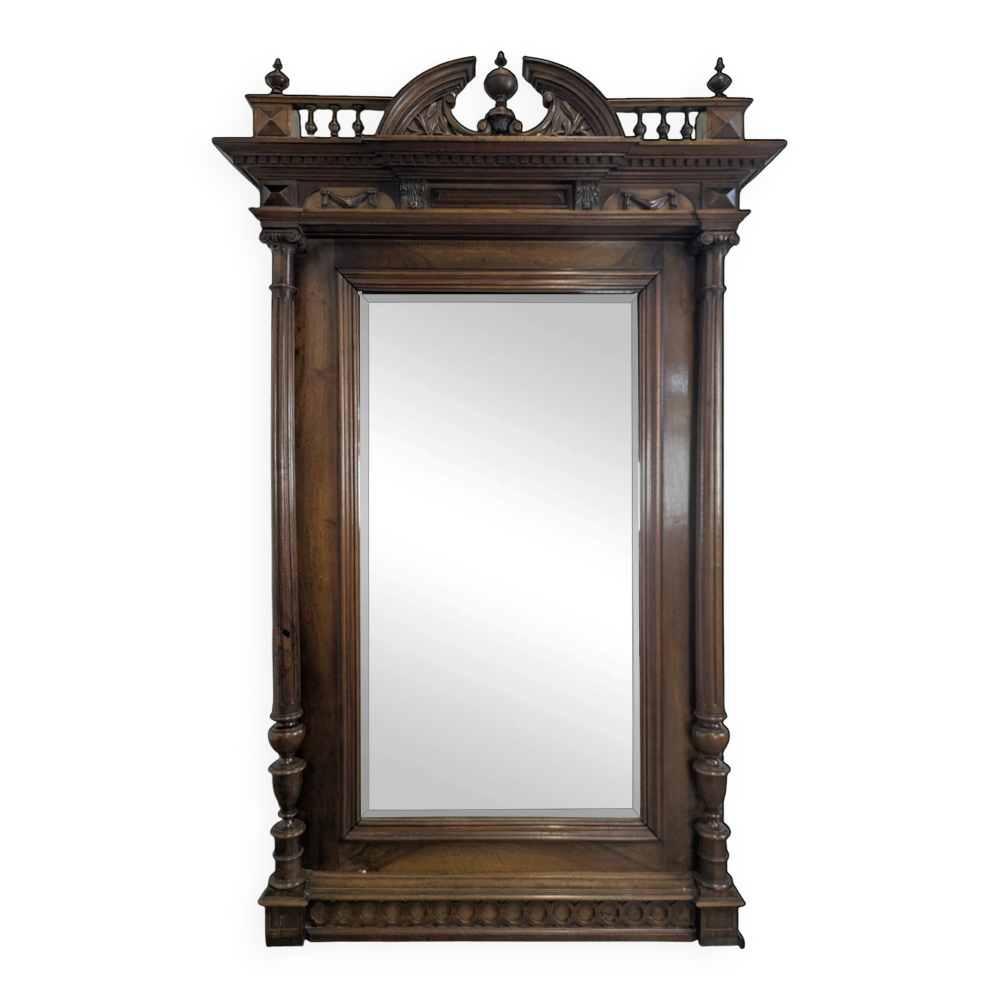 Grand miroir de style Renaissance en noyer massif