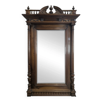 Grand miroir de style Renaissance en noyer massif