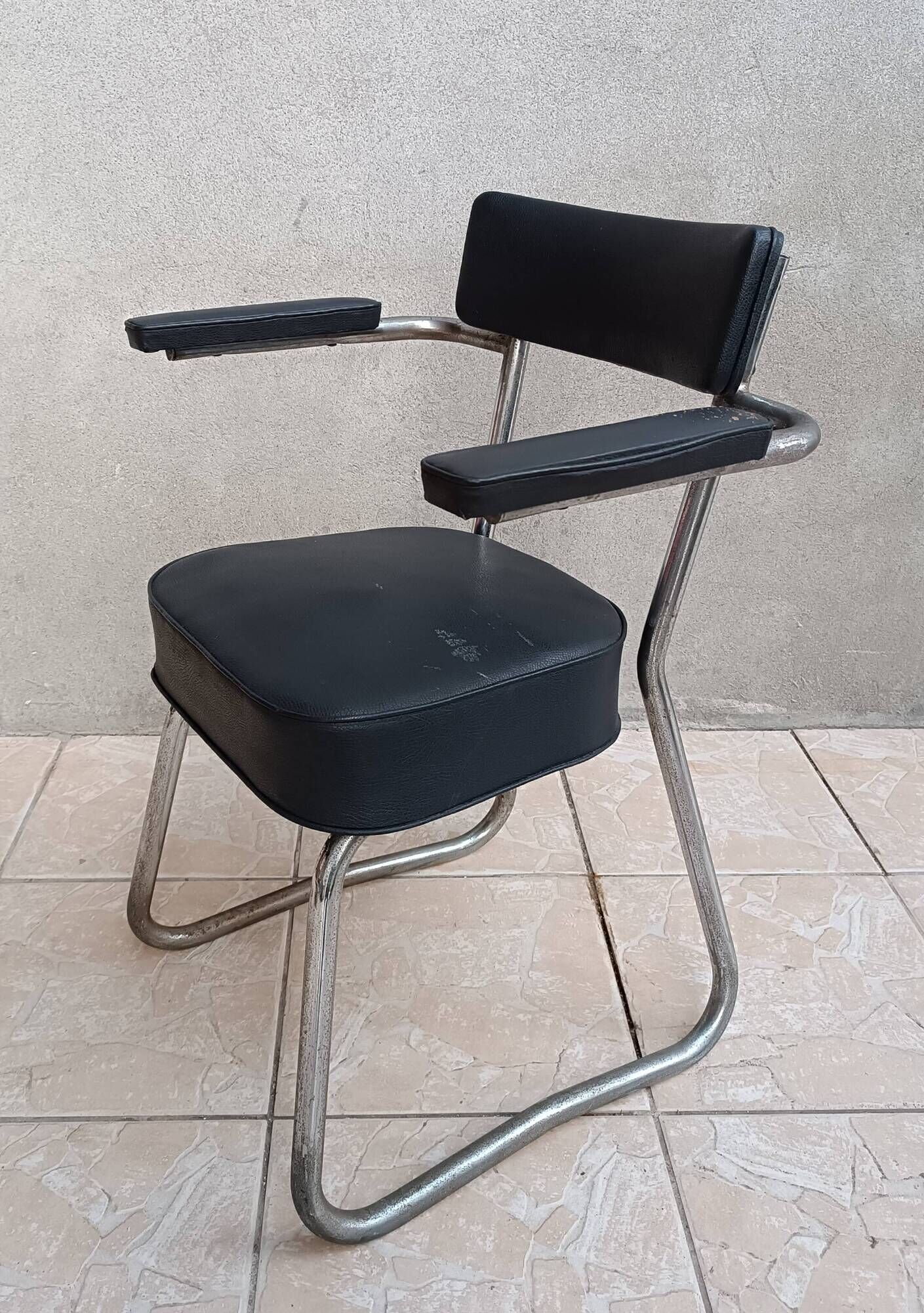 Vintage office chair in chrome metal and faux leather.