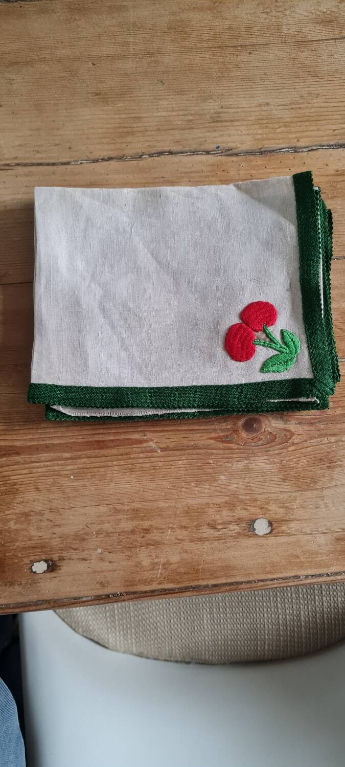 Set of 4 hand-embroidered linen napkins