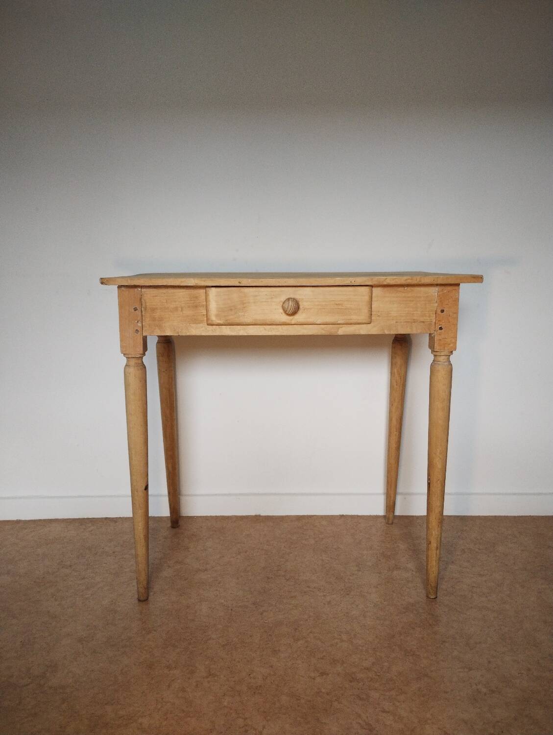 Spindle legs desk