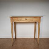 Spindle legs desk