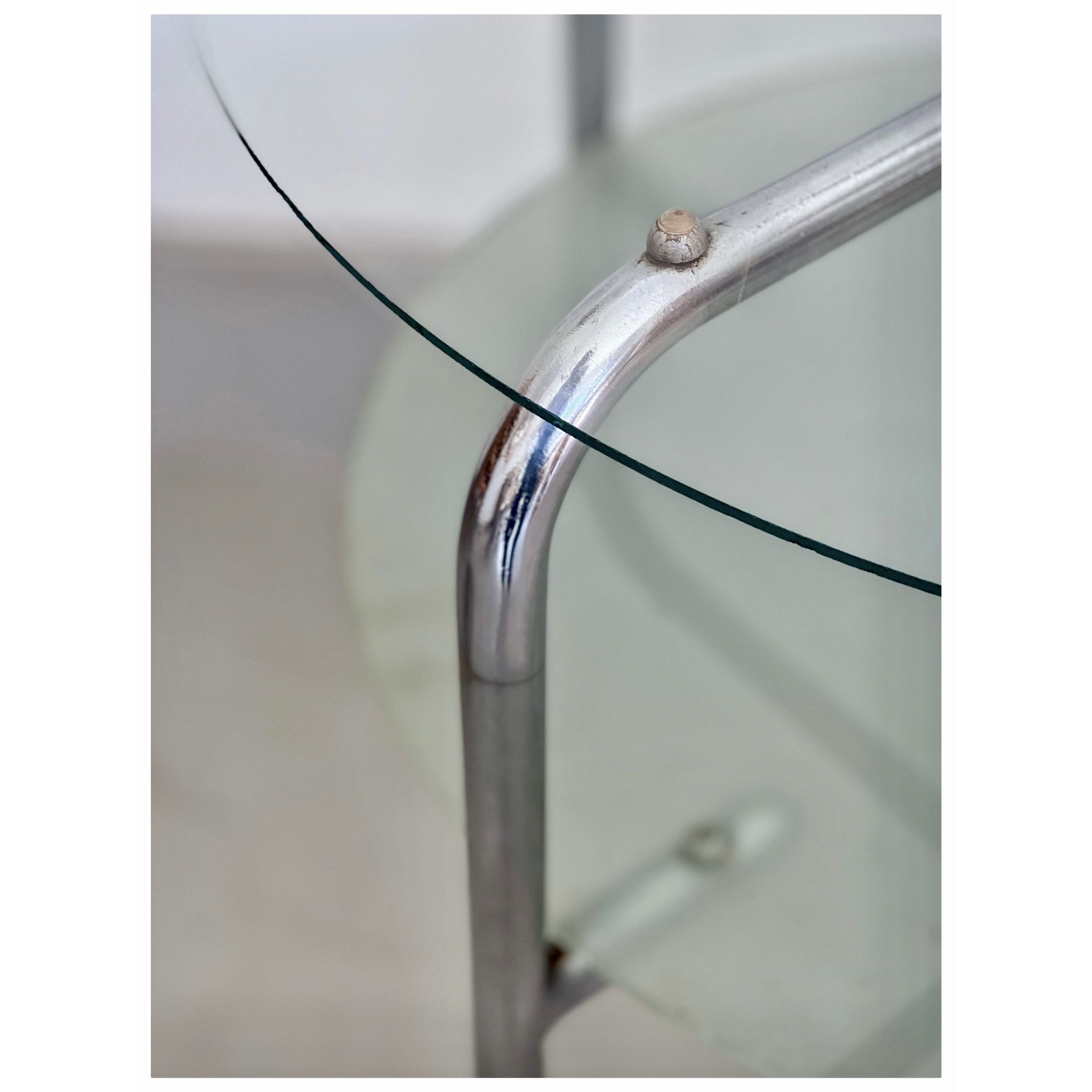Table d'appoint en métal chrome et verre