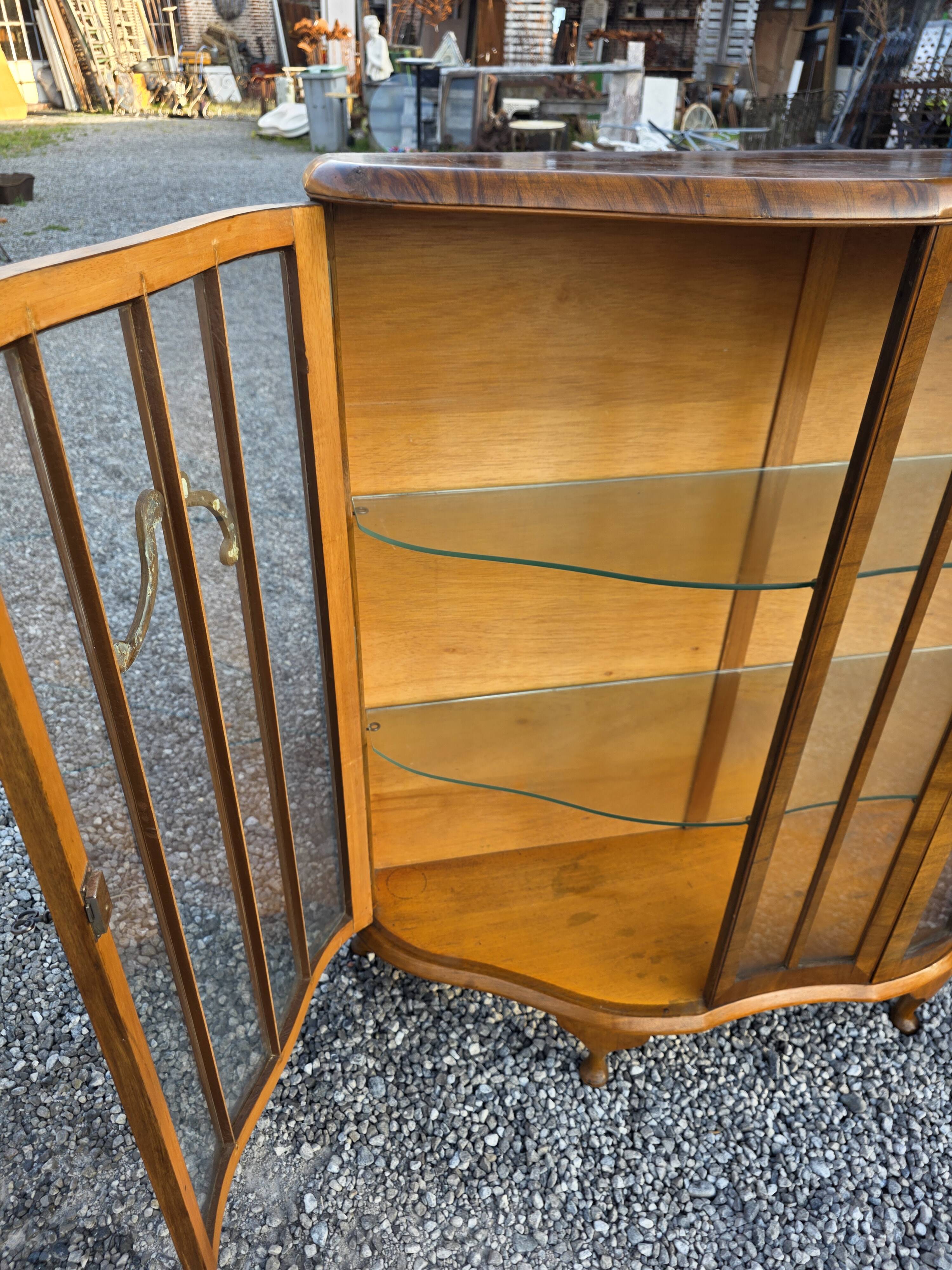 Art Deco display cabinet in walnut from the 1930s.