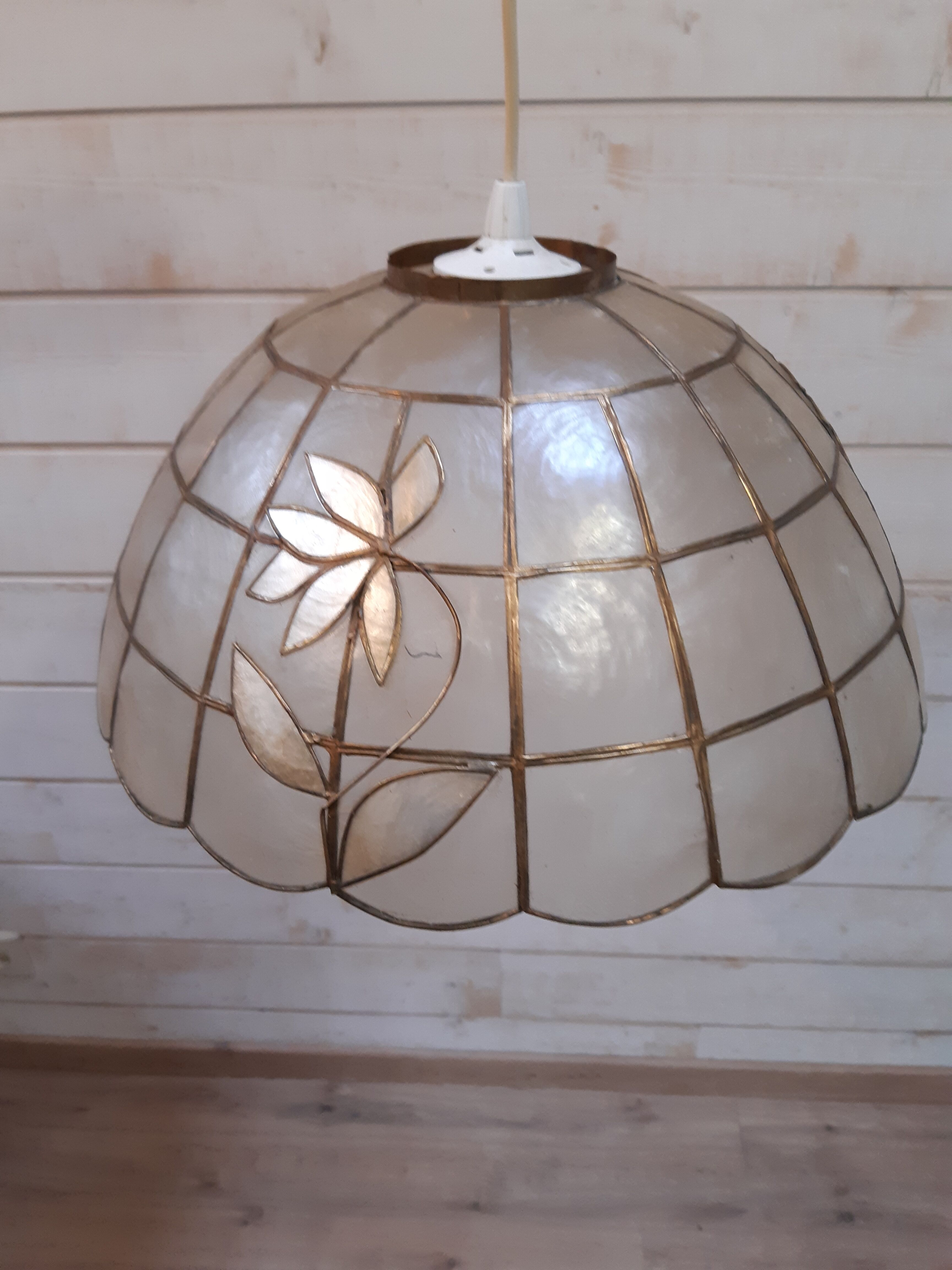 Mother-of-pearl suspension