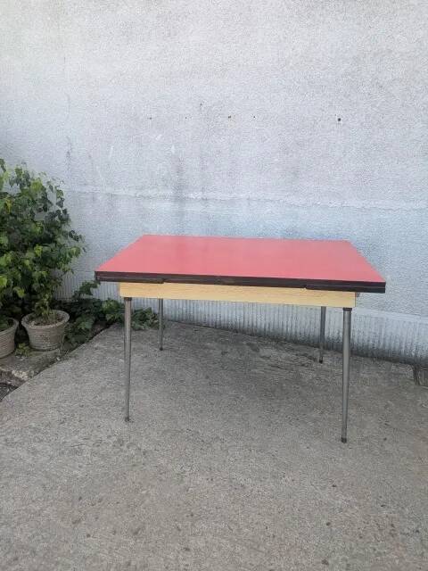 Table en formica rouge