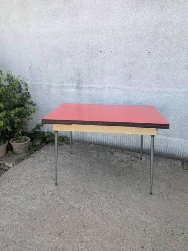 Table en formica rouge
