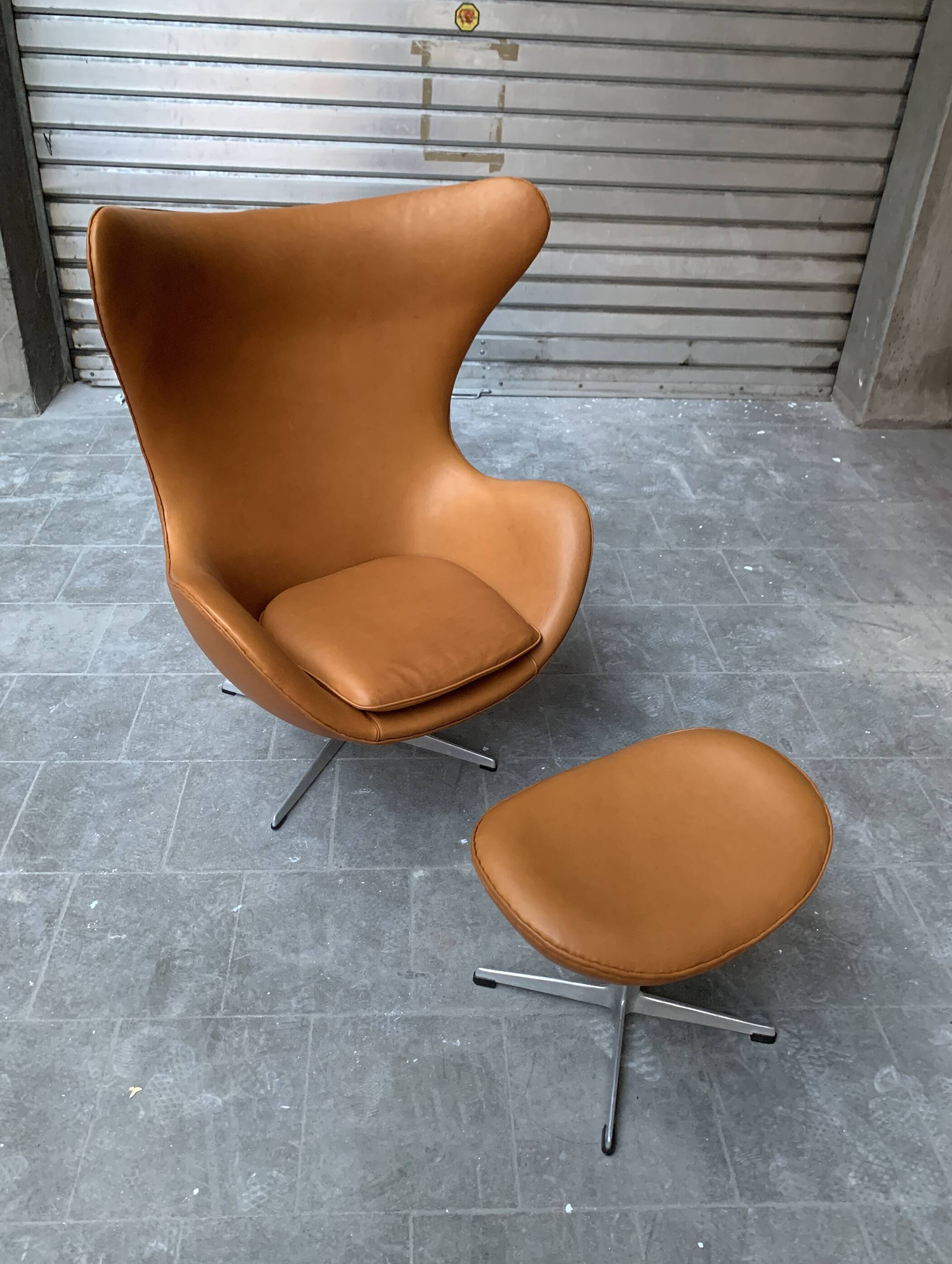Restored Arne Jacobsen Egg armchair and ottoman for Fritz Hansen, 1960s