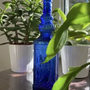 Duo de bouteilles en verre bleu cobalt