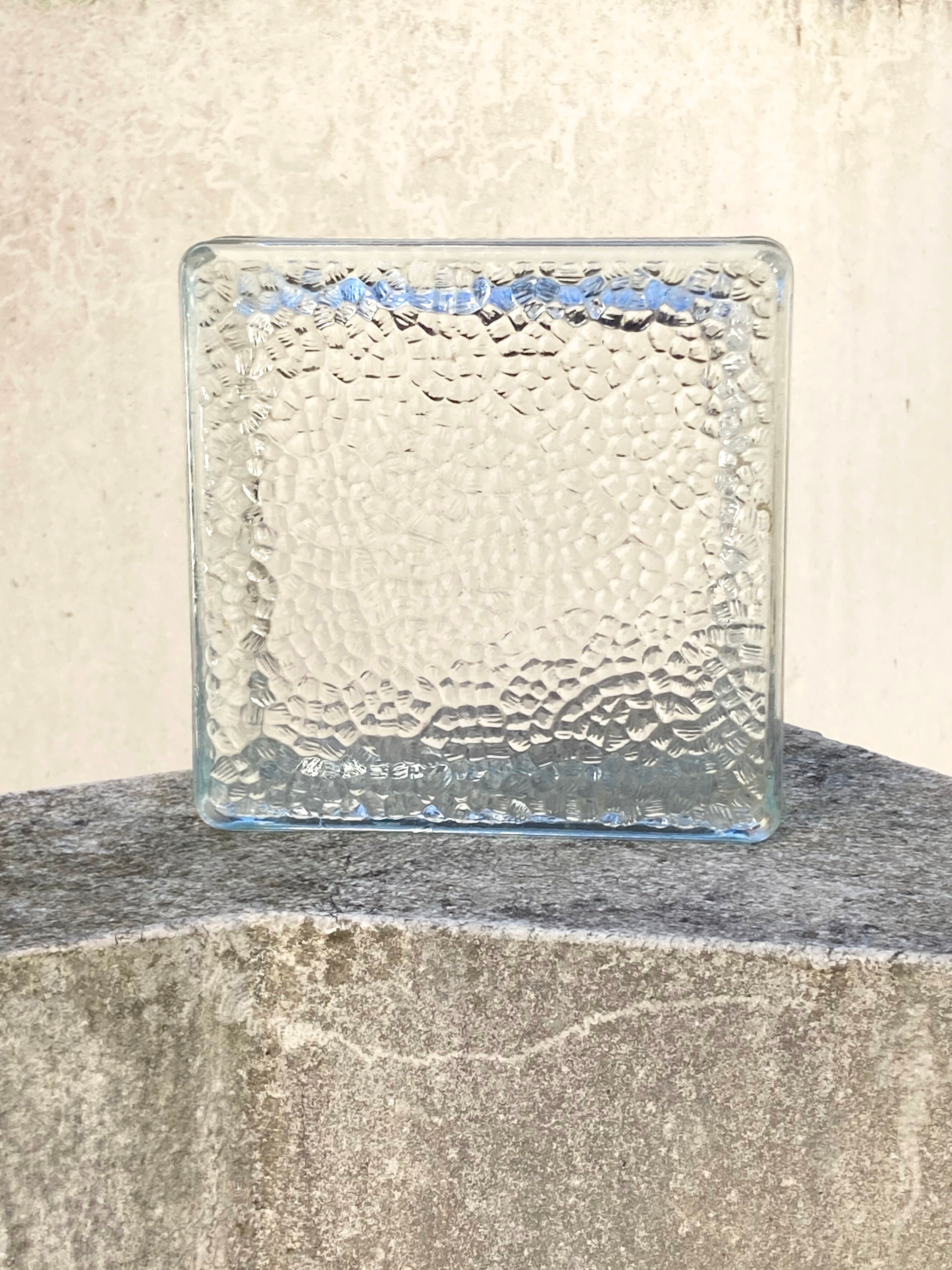 Molded glass pocket tray