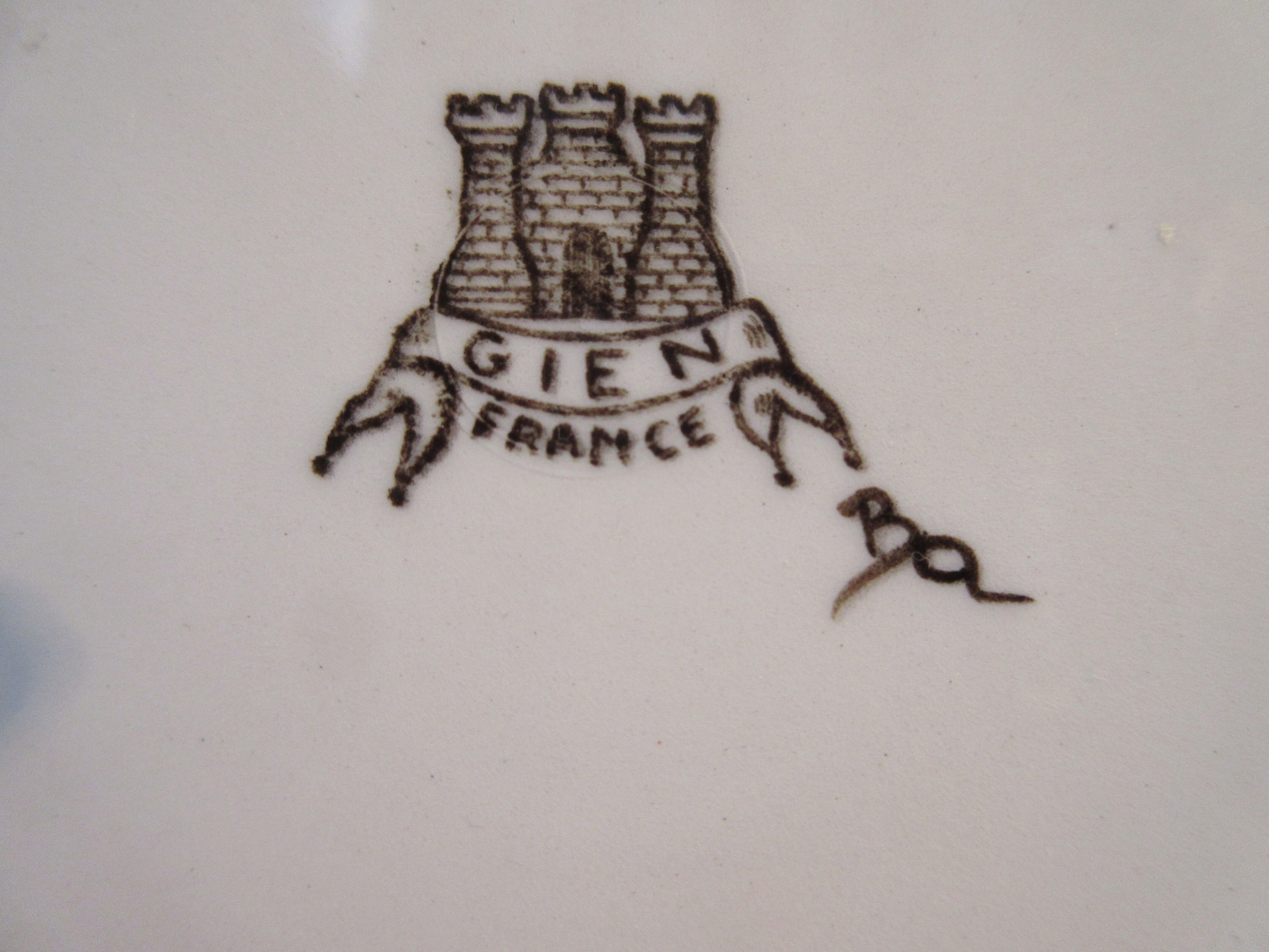 Flat plate signed Gien Rambouillet Le lièvre, 26cm