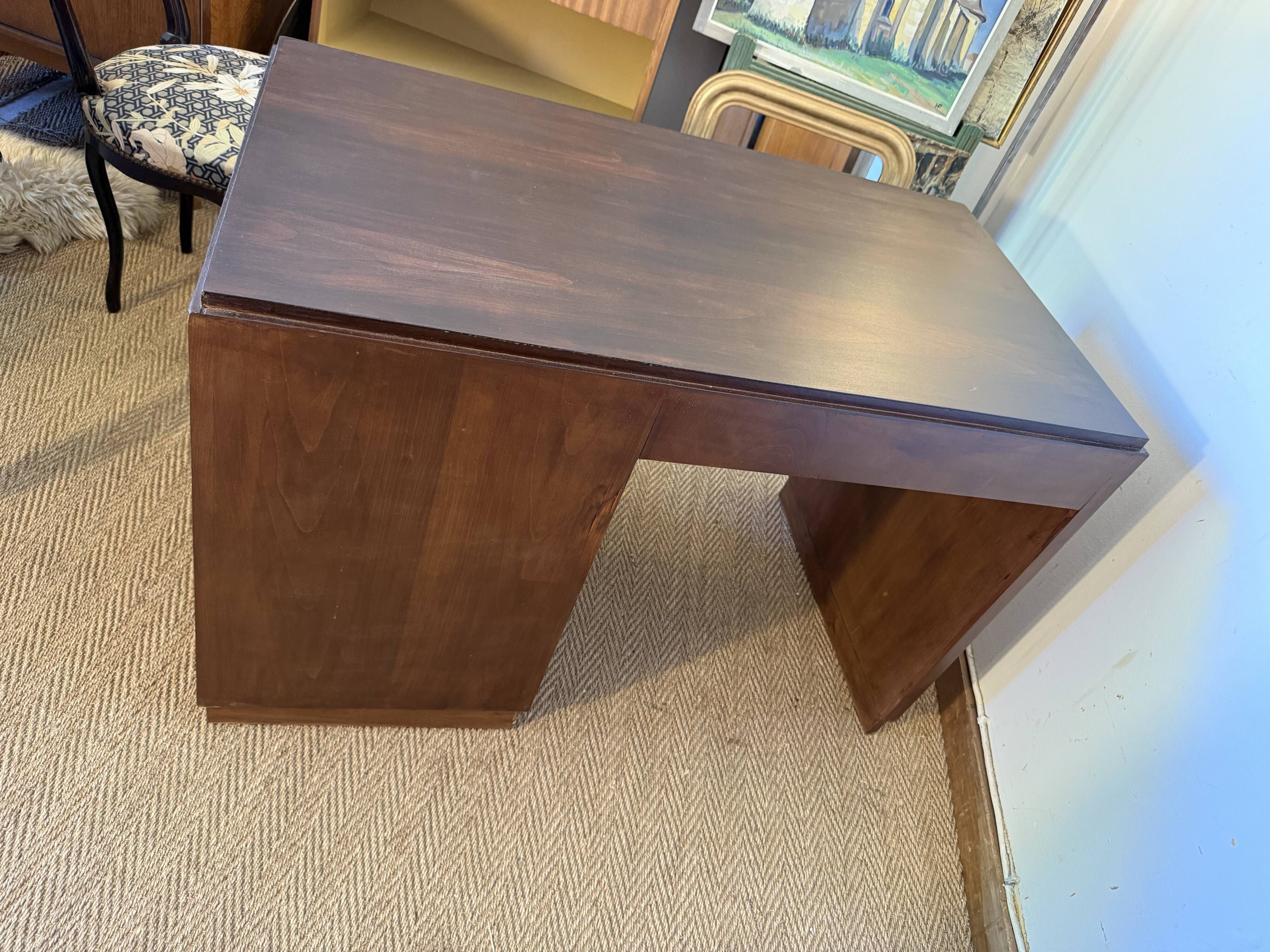Art Deco desk in wood and walnut veneer.