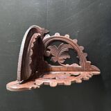 Tablette murale d’angle sculptée