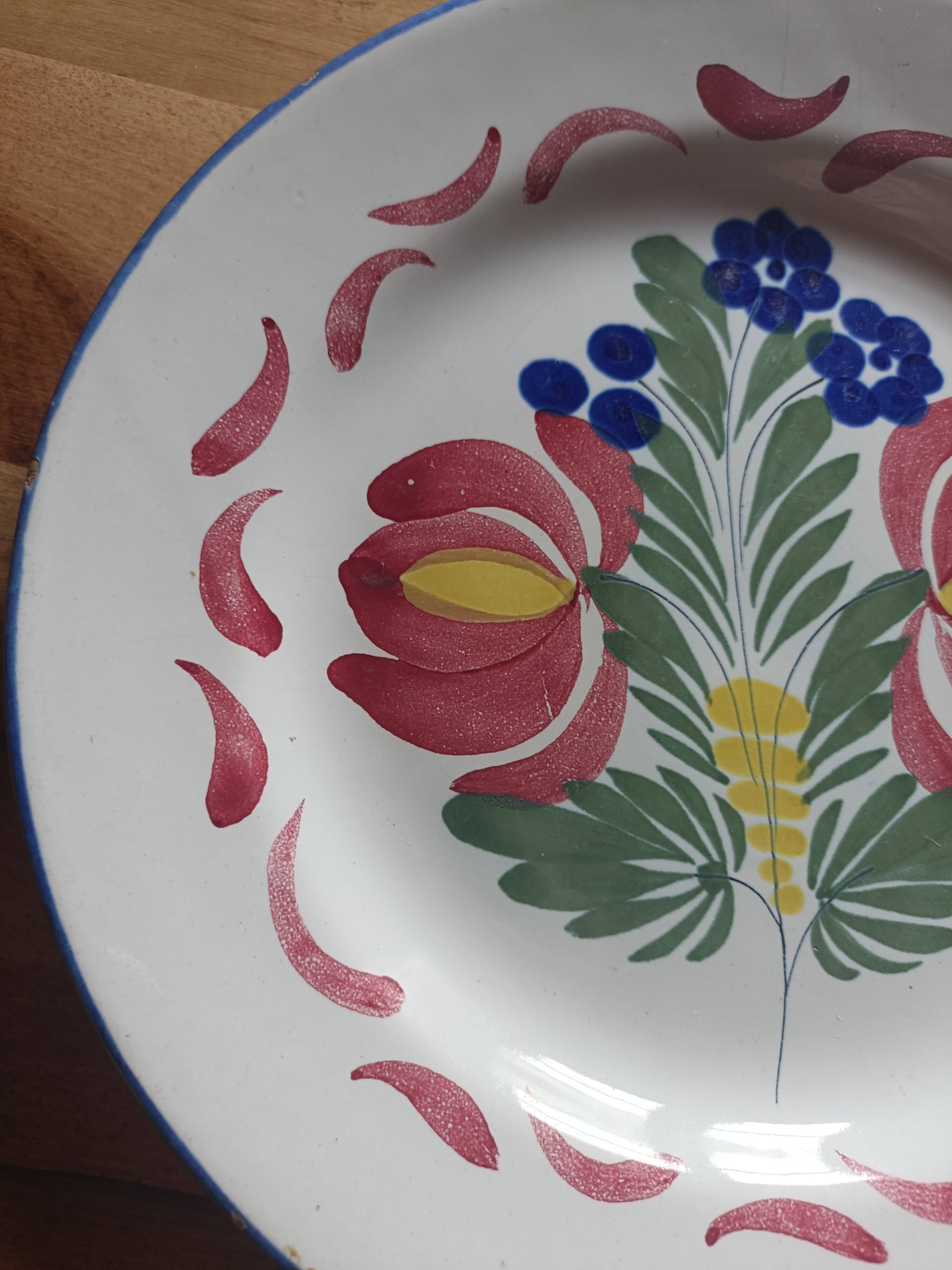 Assiette en faïence de l'Est