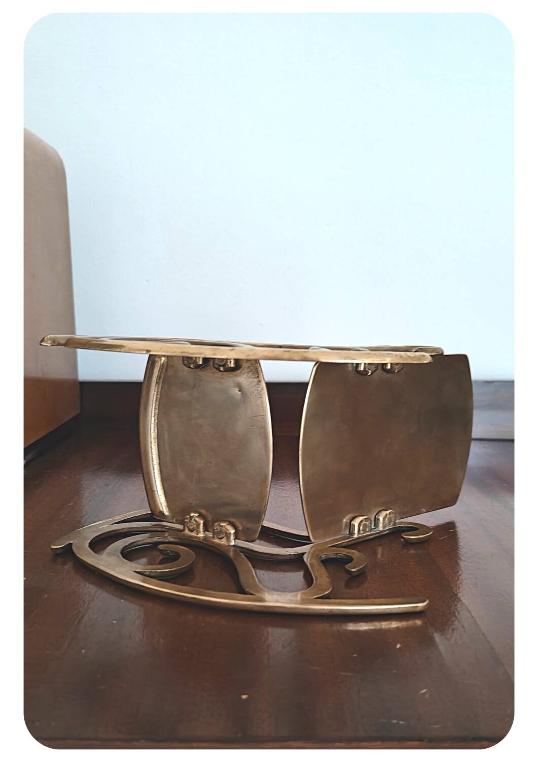 Chaise berçante en laiton vintage - grande miniature