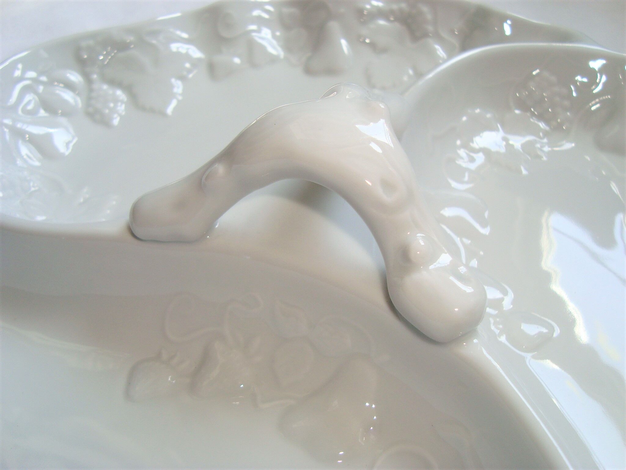 Flat compartmentalized philippe deshoulières porcelain white patterns in relief