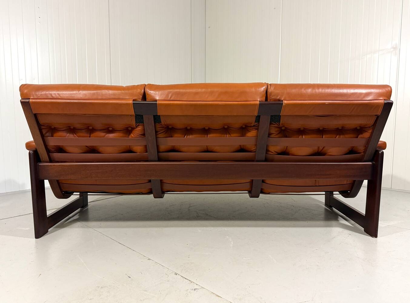 Rosewood and cognac leather canapé by Coja Culemborg, Netherlands, 1970s.