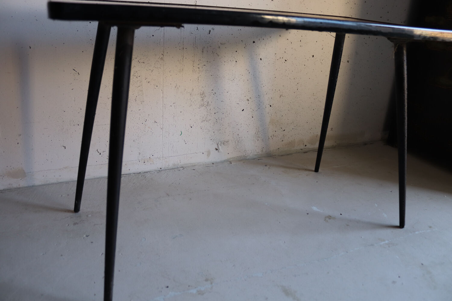 Vintage coffee table in laminate with geometric design, with tapered legs.
