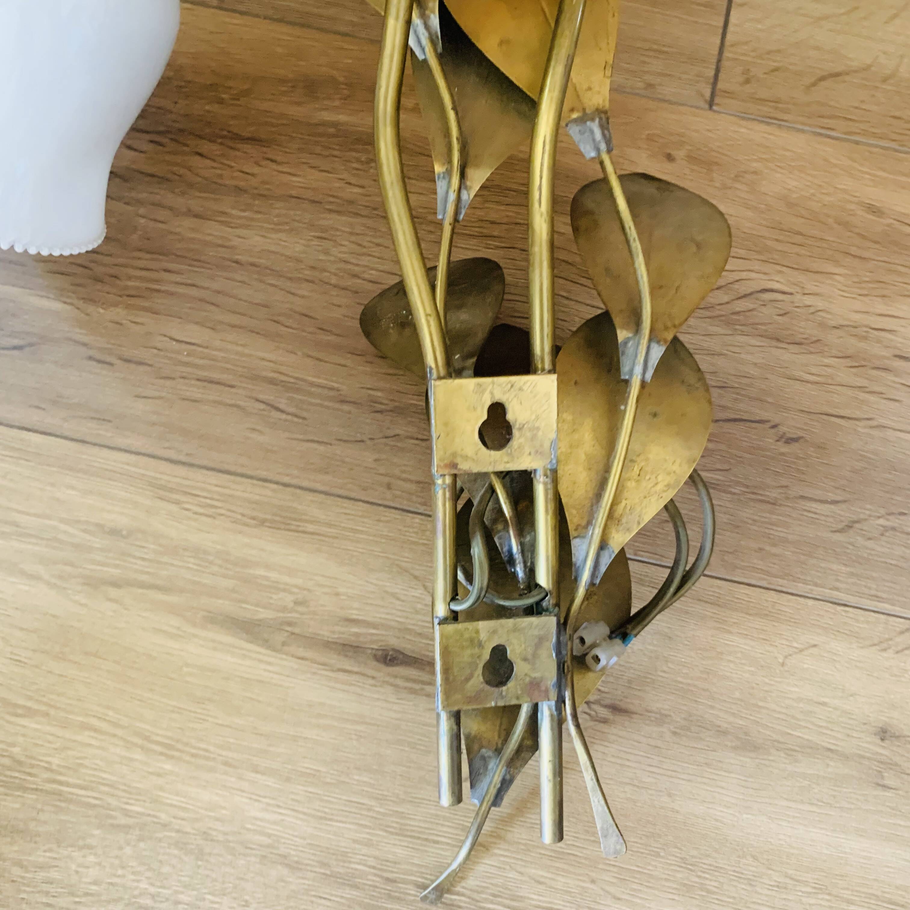 Floral wall light with 2 bulbs in brass and opaline, – 1950s/60s