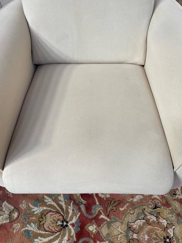 Paire de fauteuils contemporains en suédine beige