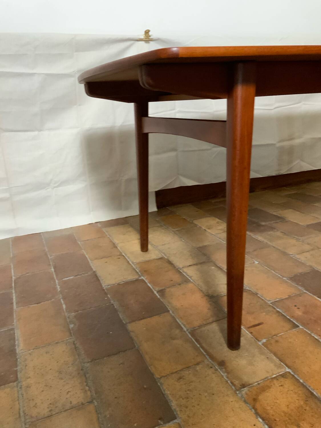 Extendable dining table