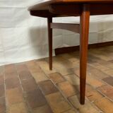 Extendable dining table