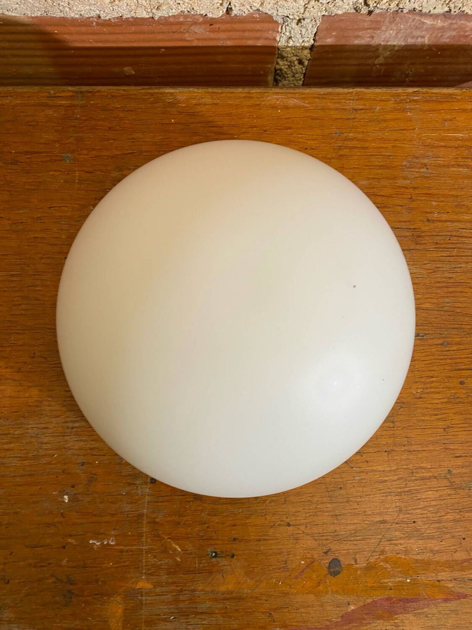 Plafonnier, applique boule vintage en opaline blanche