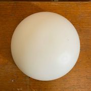 Plafonnier, applique boule vintage en opaline blanche