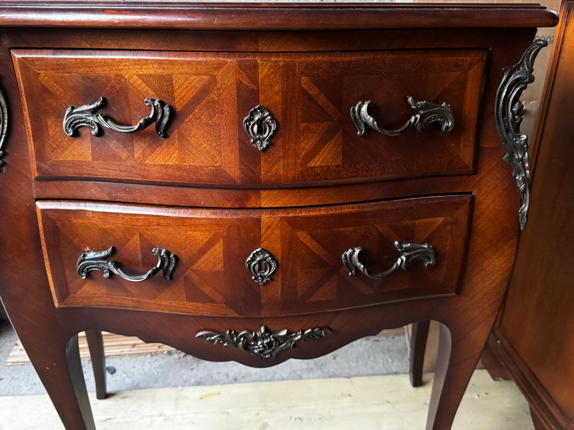 Commode galbée