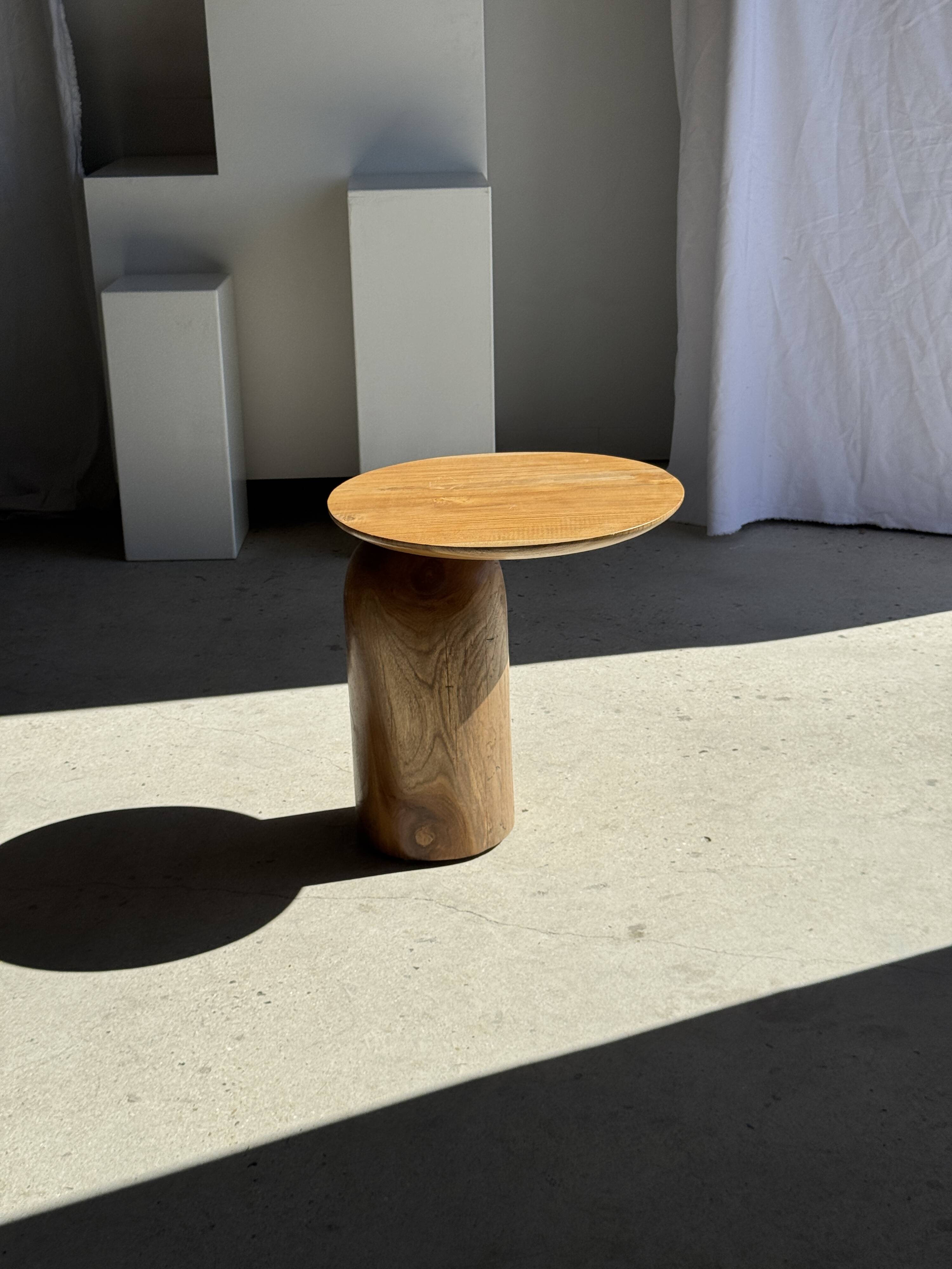 Side table in solid teak with a circular top, column base H51.5 D50.
