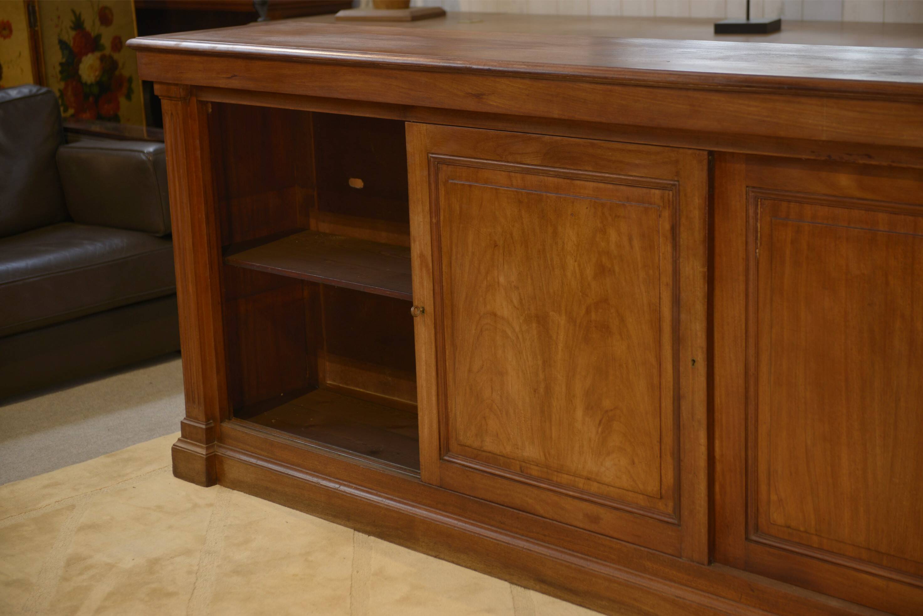 Mahogany workshop furniture with three sliding doors from the 1920s.