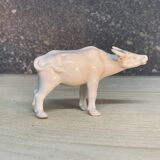 Petit taureau en porcelaine
