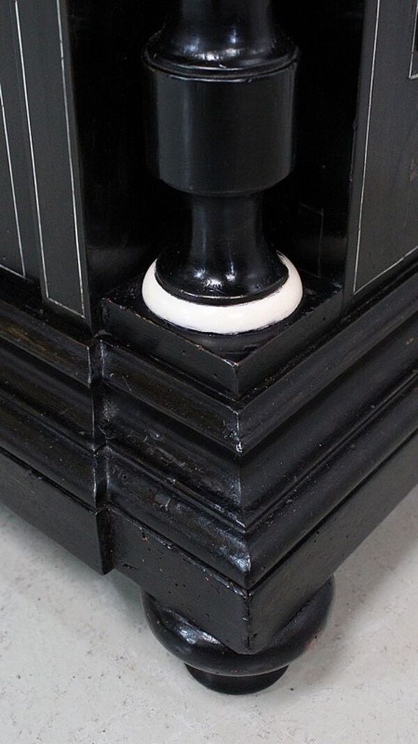 Vitrine d’apparat en poirier noirci, époque Napoléon III – 1850