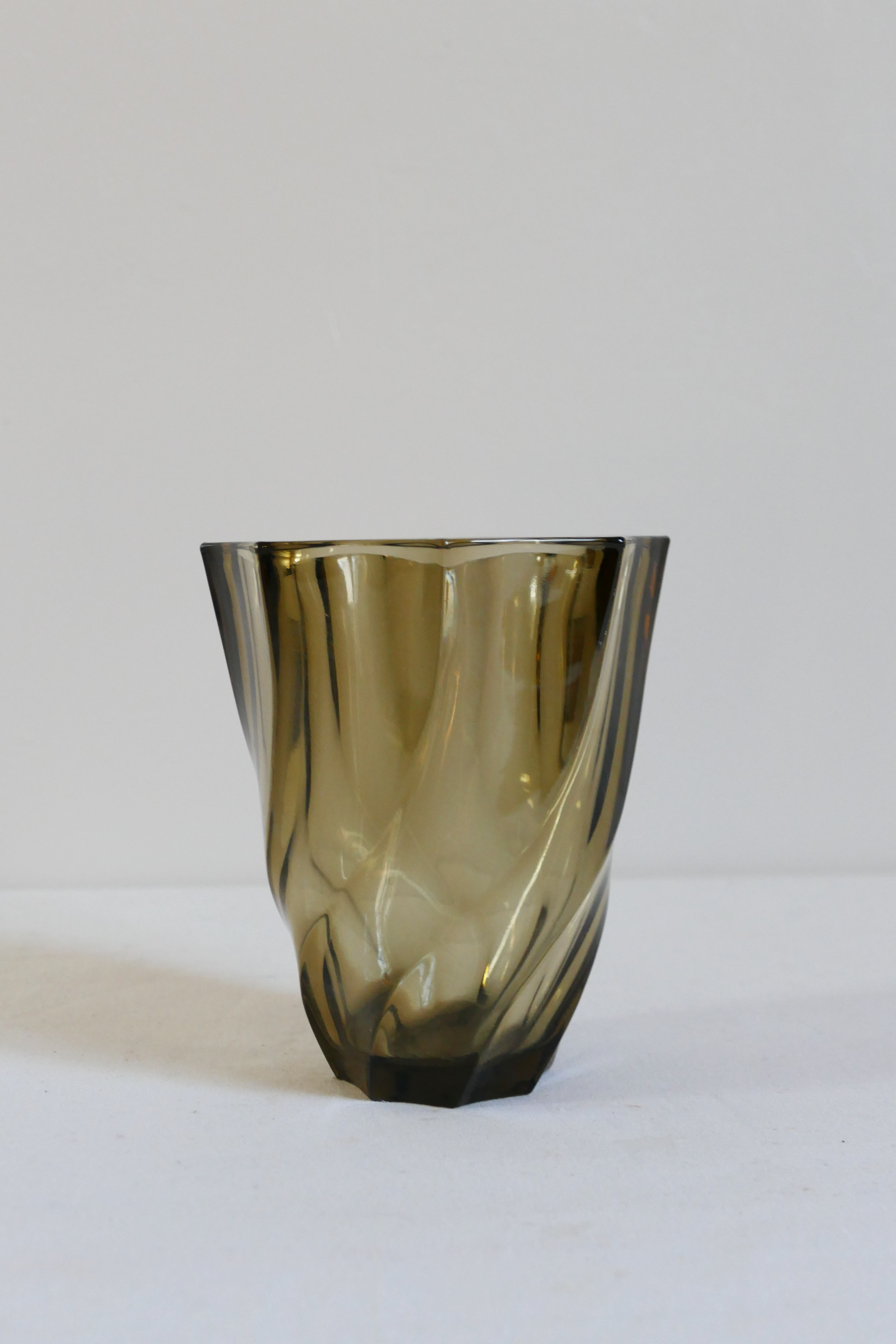 Small geometric vintage Luminarc vase in smoked glass from the 1970s