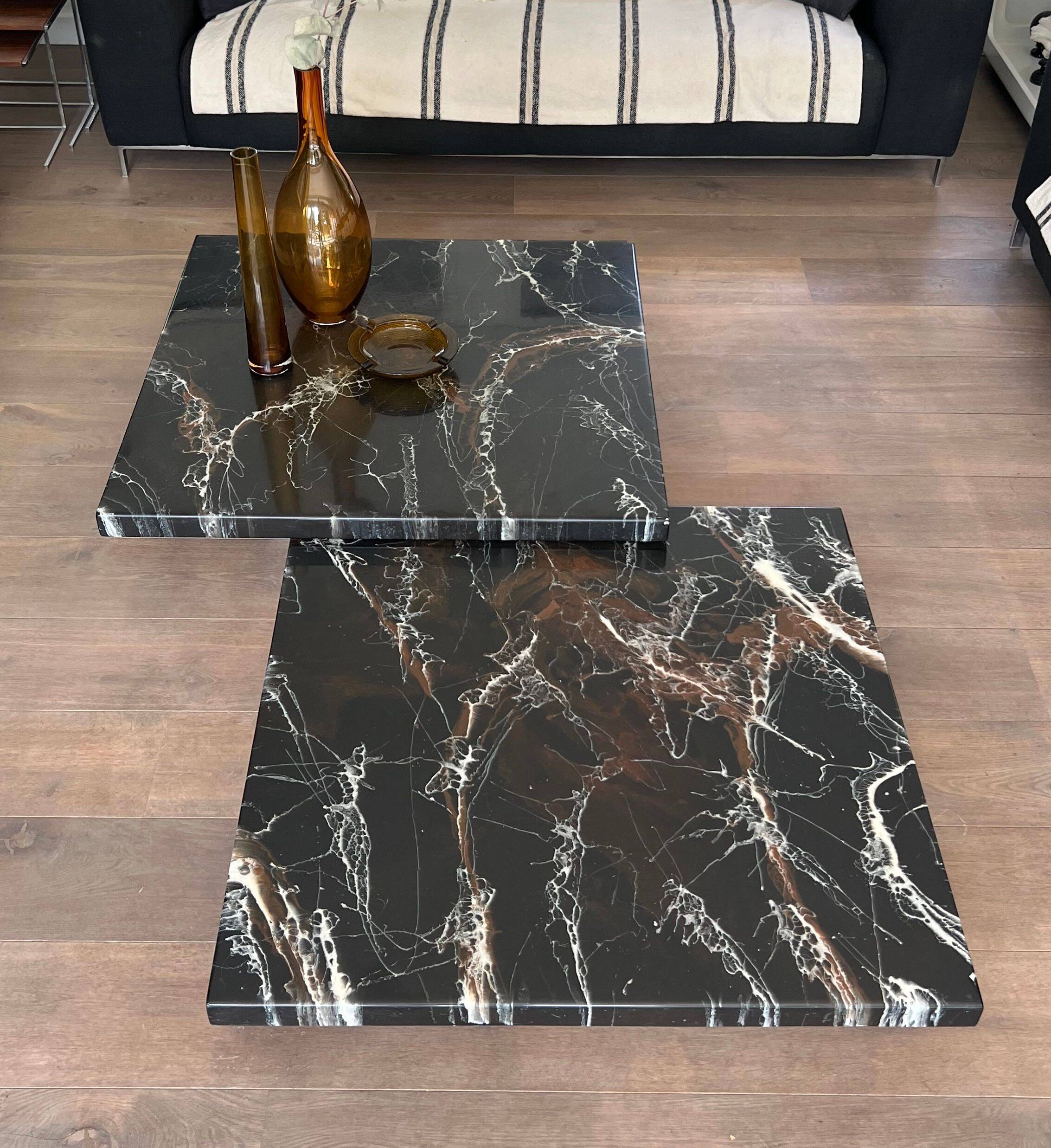 Table basse composée de deux tables design en faux marbre reposant sur piètements chromés de Willy Rizzo