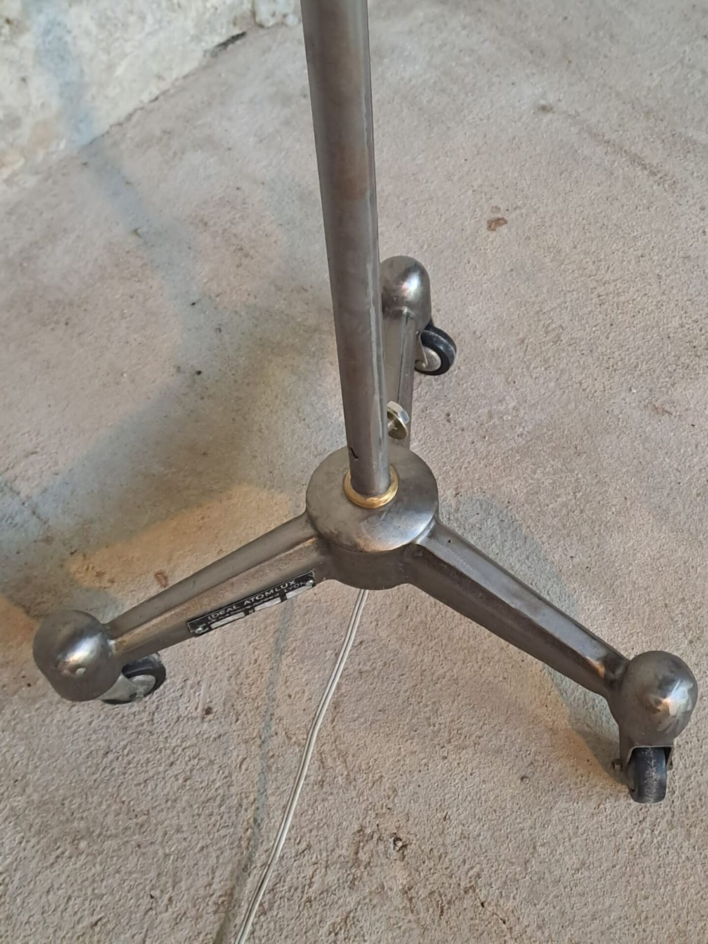 Lampadaire tripode industriel IDEAL Atomlux,  France 1950