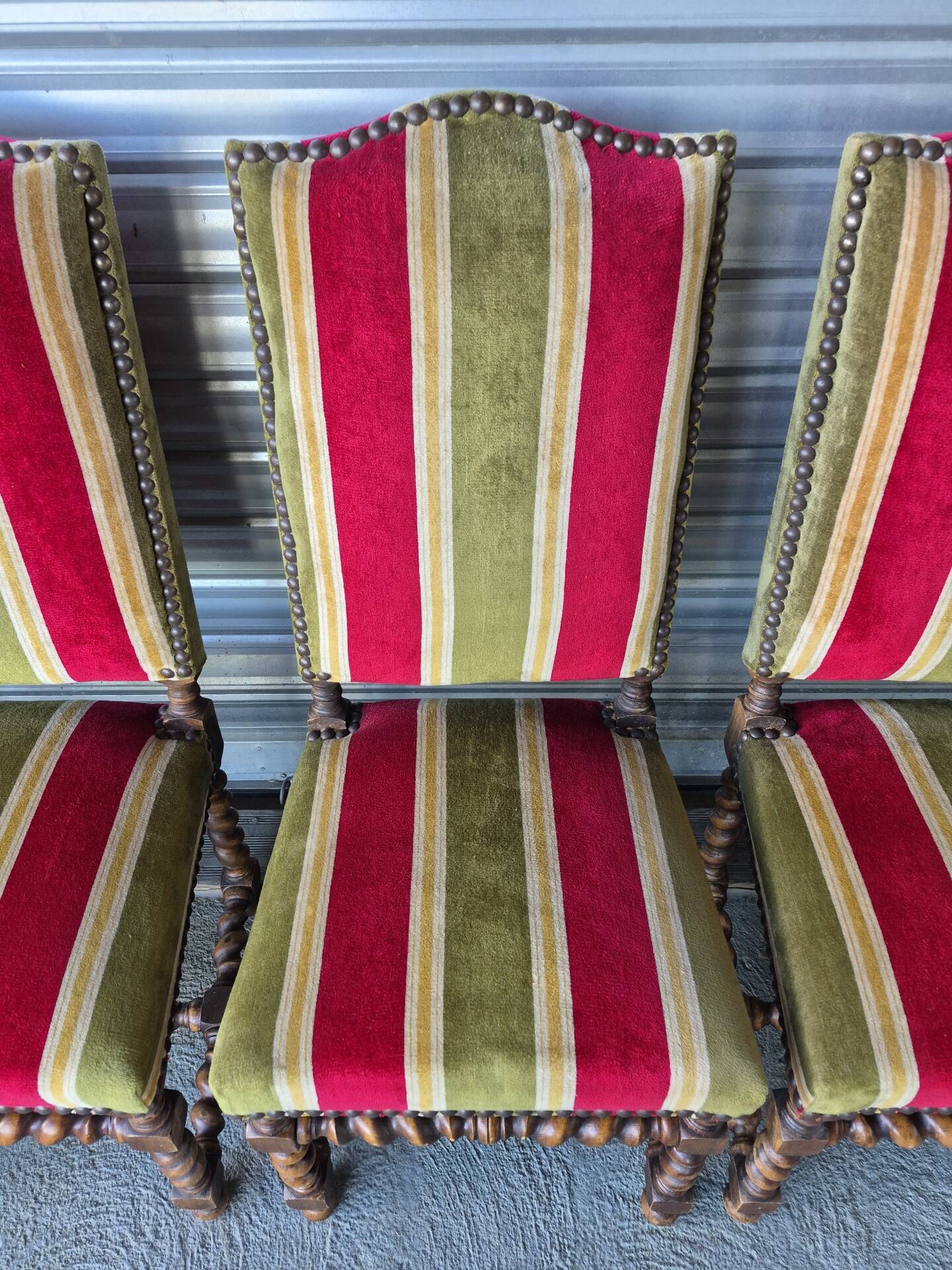 Set of 6 Louis XIII style chairs in turned wood and velvet.