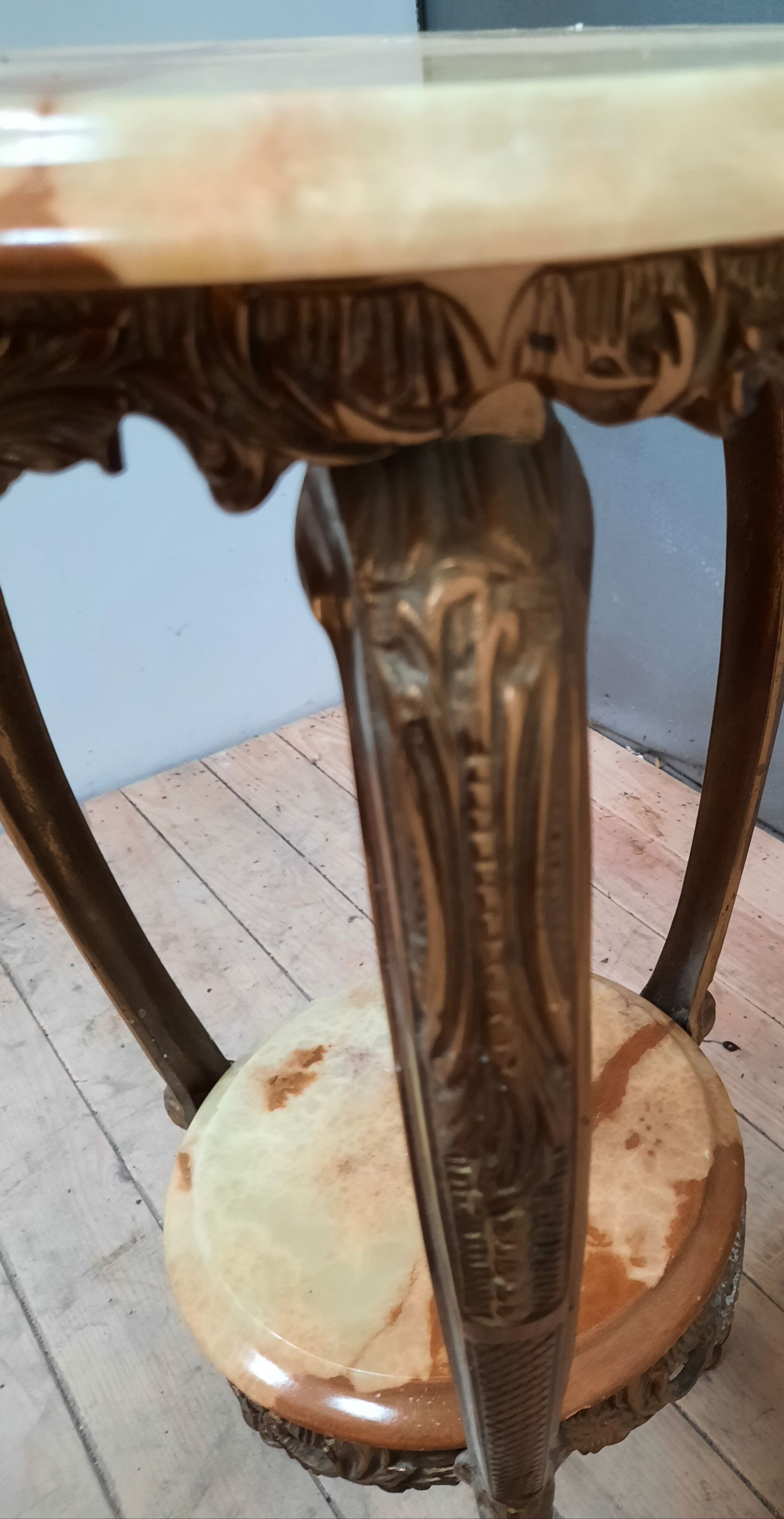 Bronze and onyx selette