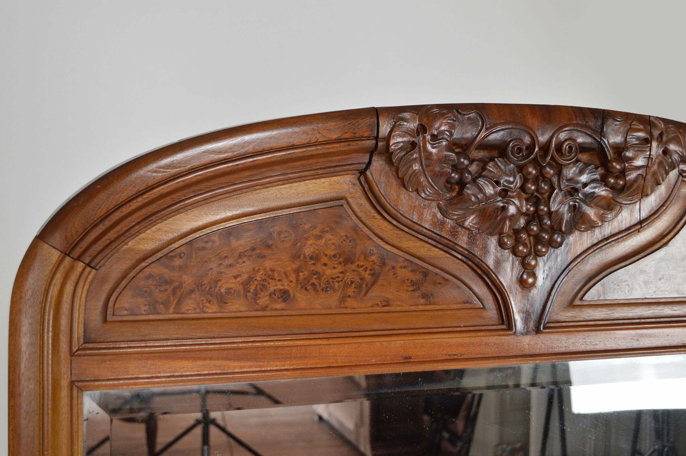 Miroir trumeau Art Nouveau sculpté de vigne, en noyer et loupe