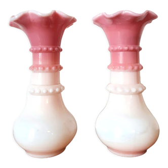 Paire de vases en opaline de foire vers 1920