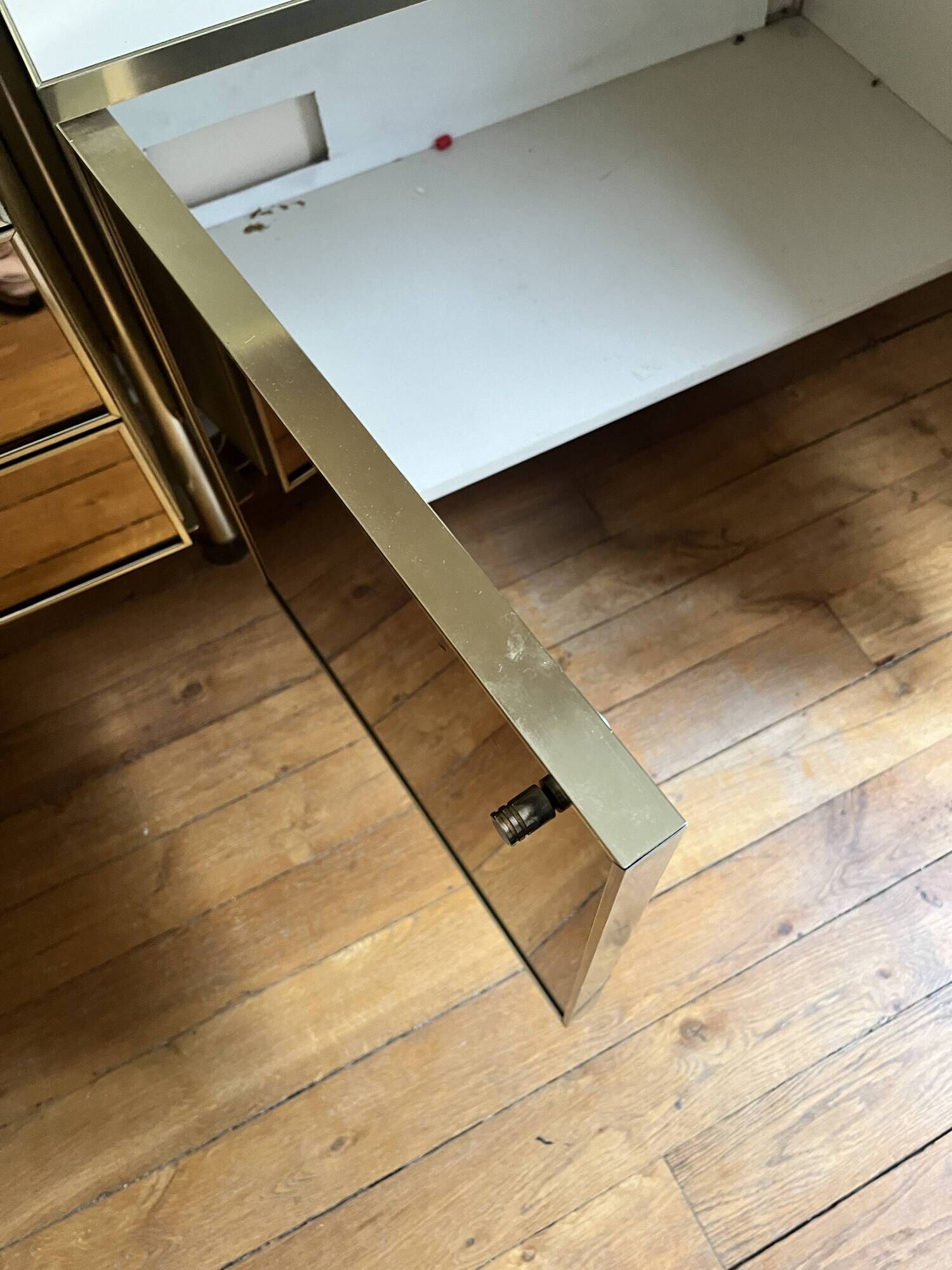 Wall-mounted and modular bookcase in lacquered brass, mirrors and smoked glass by Mahey, Design 1970