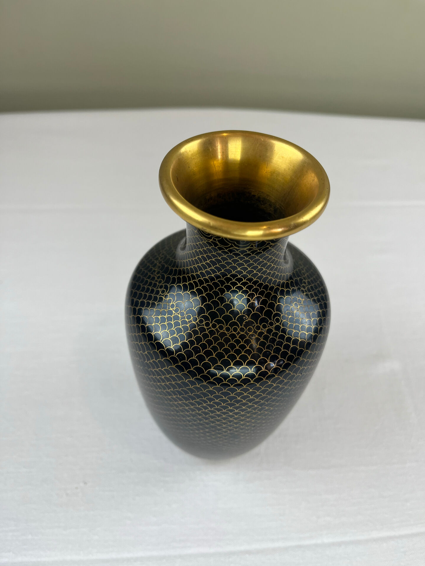 Vase en laiton émaillé noir et doré