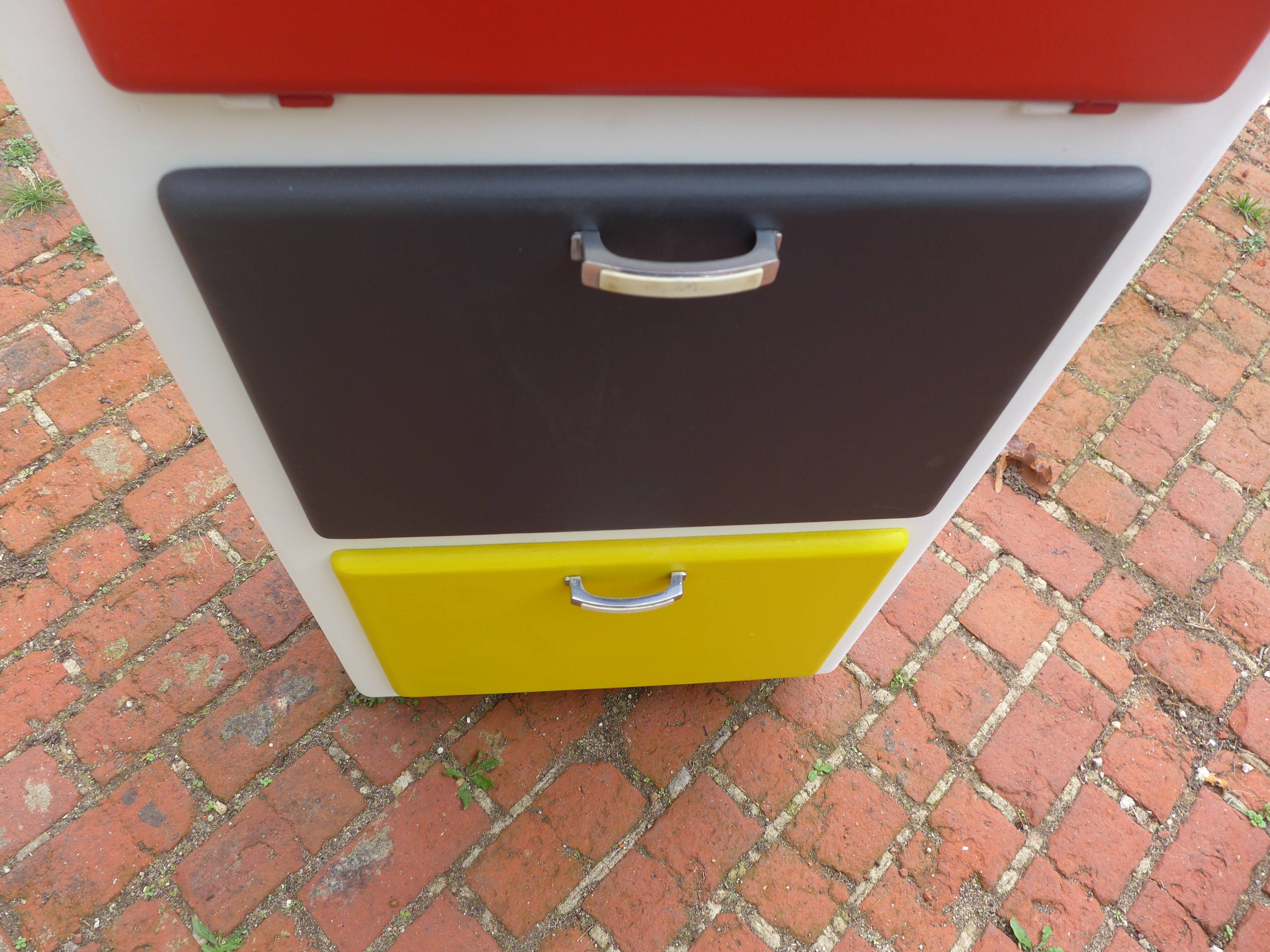 Renovated buffet in Mondrian colors