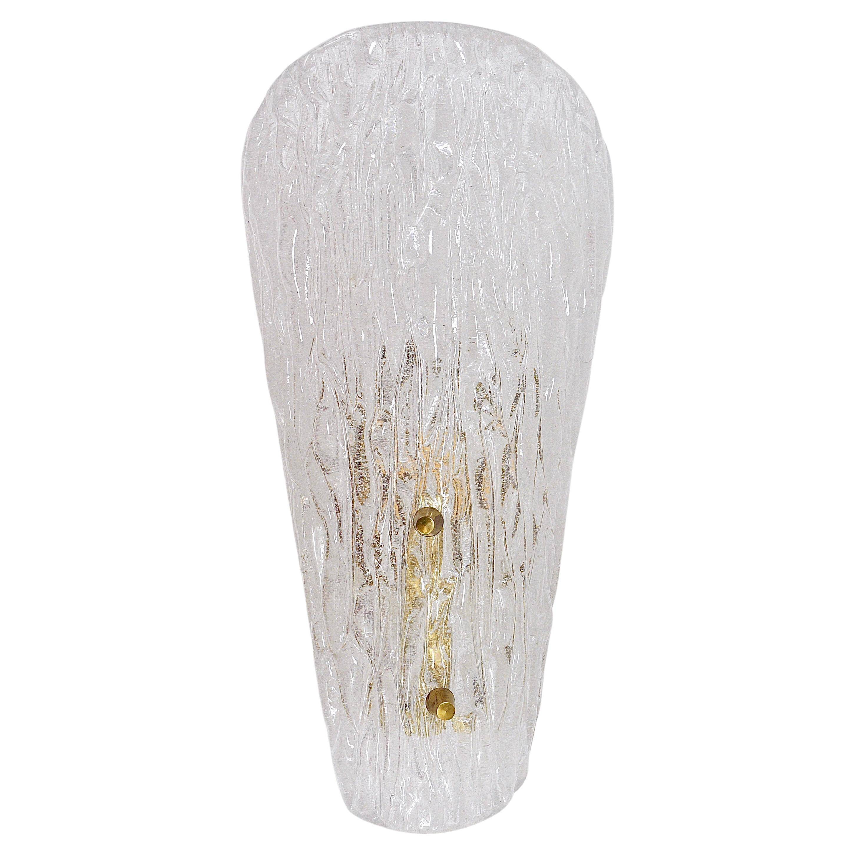 A mid-century Kalmar wall lamp in brass and textured glass, Austria, 1950s.