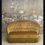 Canapé crapaud capitonné en velours moutarde