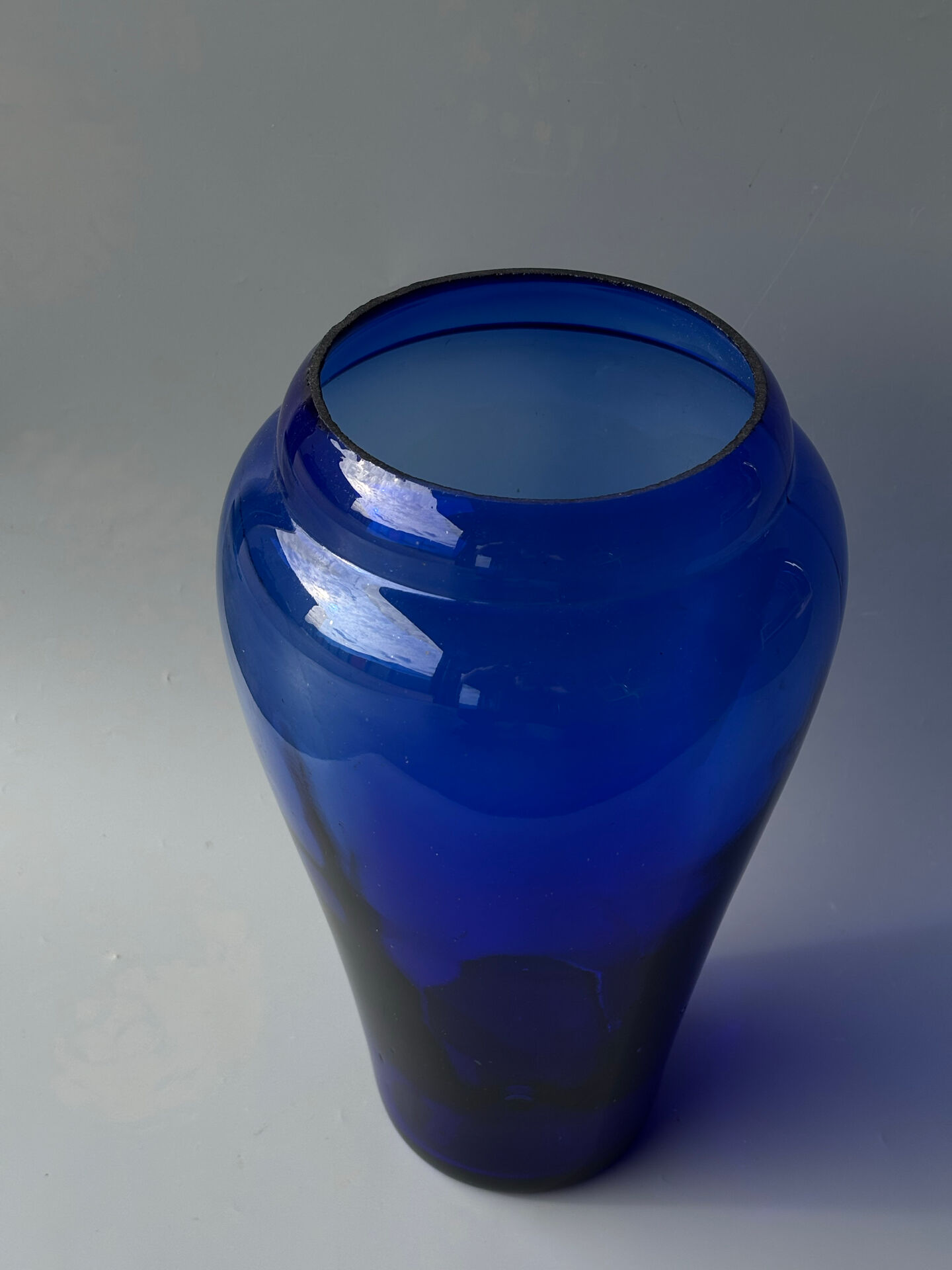 Grand vase en verre bleu cobalt 